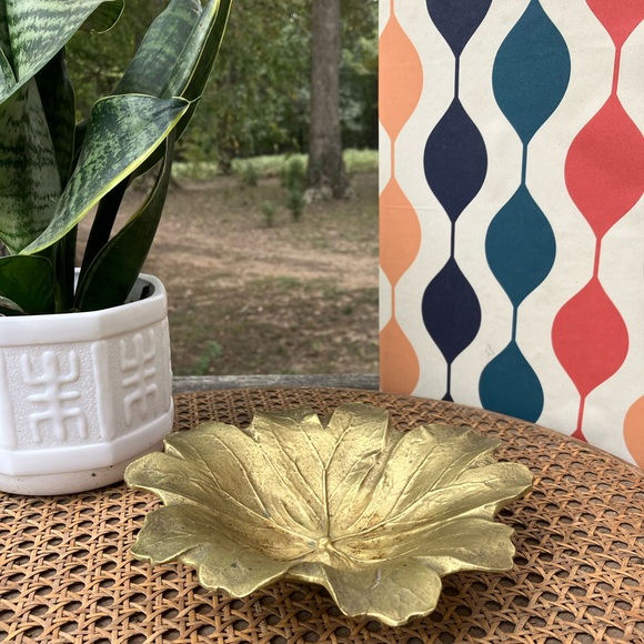 Virgina Metal Crafters 1948 Heavy Brass Leaf Dish/Bowl - Picture 2 of 9